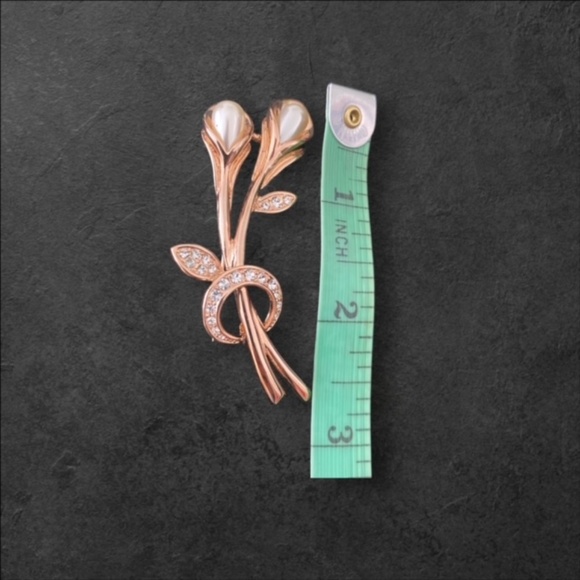 Calla Lily Faux Pearl & Austrian Crystal Detail Gold Tone Brooch - Picture 4 of 5